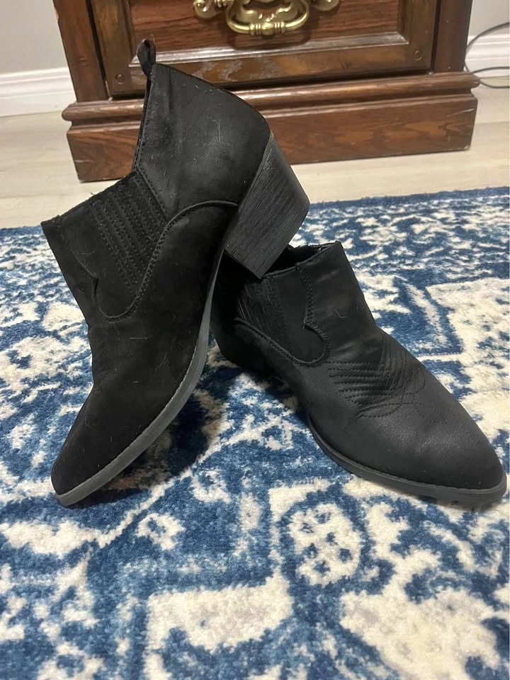 Size 8/ 38.5 Women’s Black Suede Ankle Boots