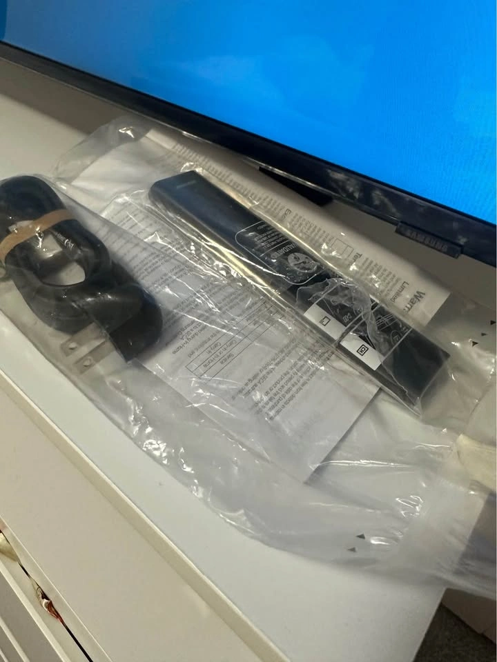 55-inch Samsung QLED 4K Smart TV - New Condition - photo 4