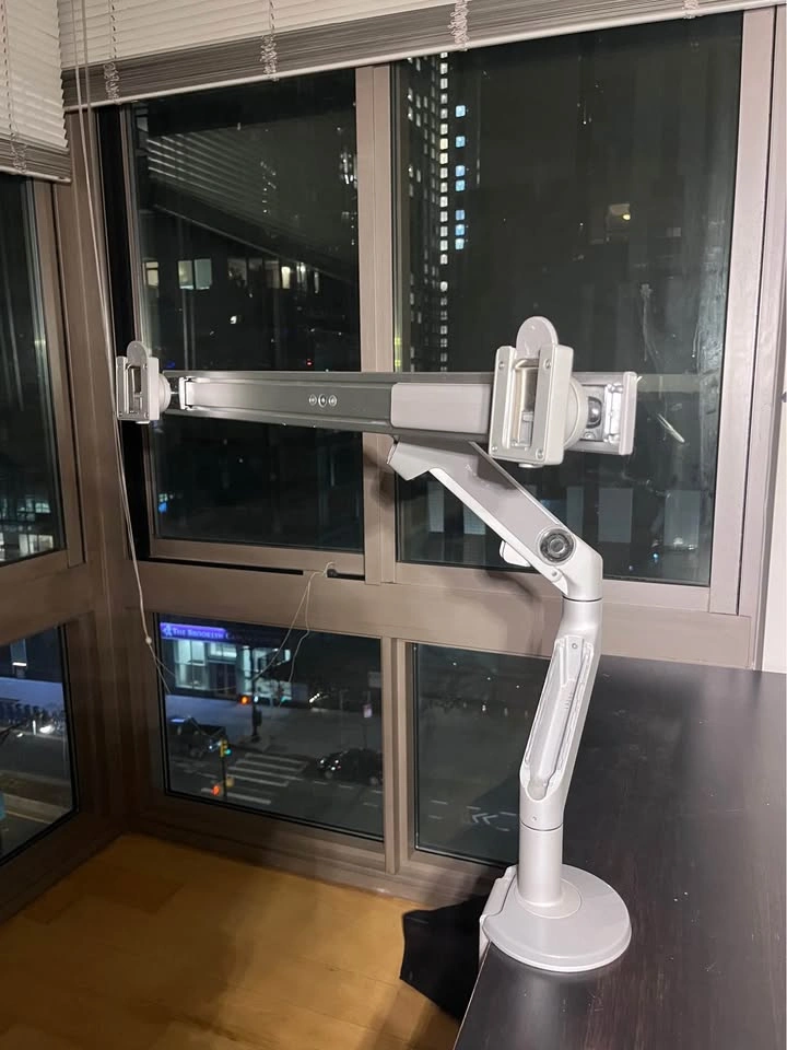 Humanscale M8.1 Dual Monitor Arm w/ Crossbar - Silver - photo 3