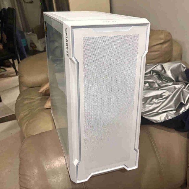LIKE NEW - GIGABYTE C102 GLASS ICE CASE