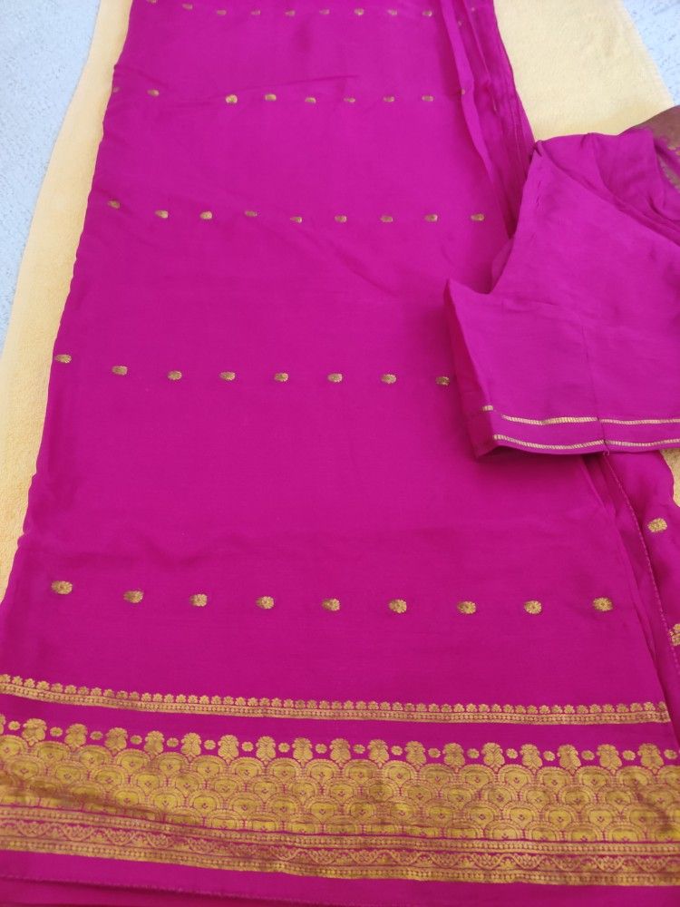 Exquisite Fuschia Pink Silk Saree with Gold Zari Border - photo 2