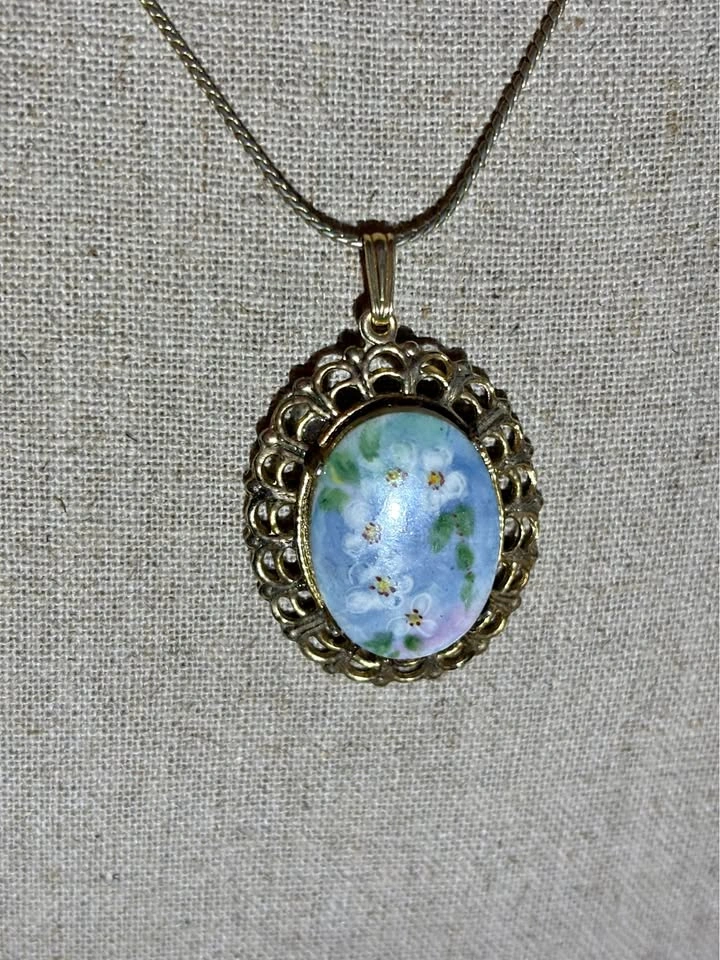 🌸 Vintage-Inspired Floral Cameo Style Pendant Necklace 🌸