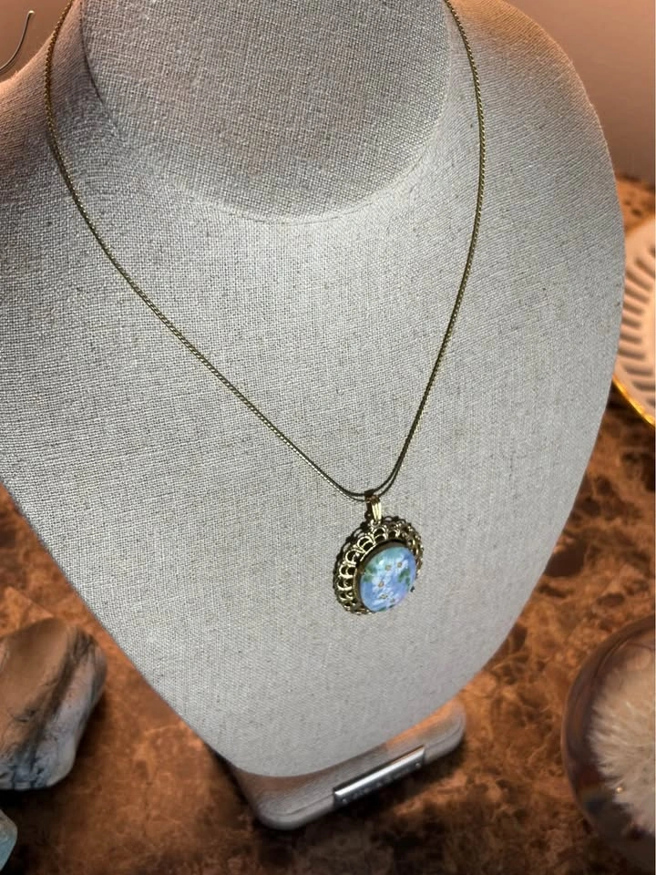 🌸 Vintage-Inspired Floral Cameo Style Pendant Necklace 🌸 - photo 3