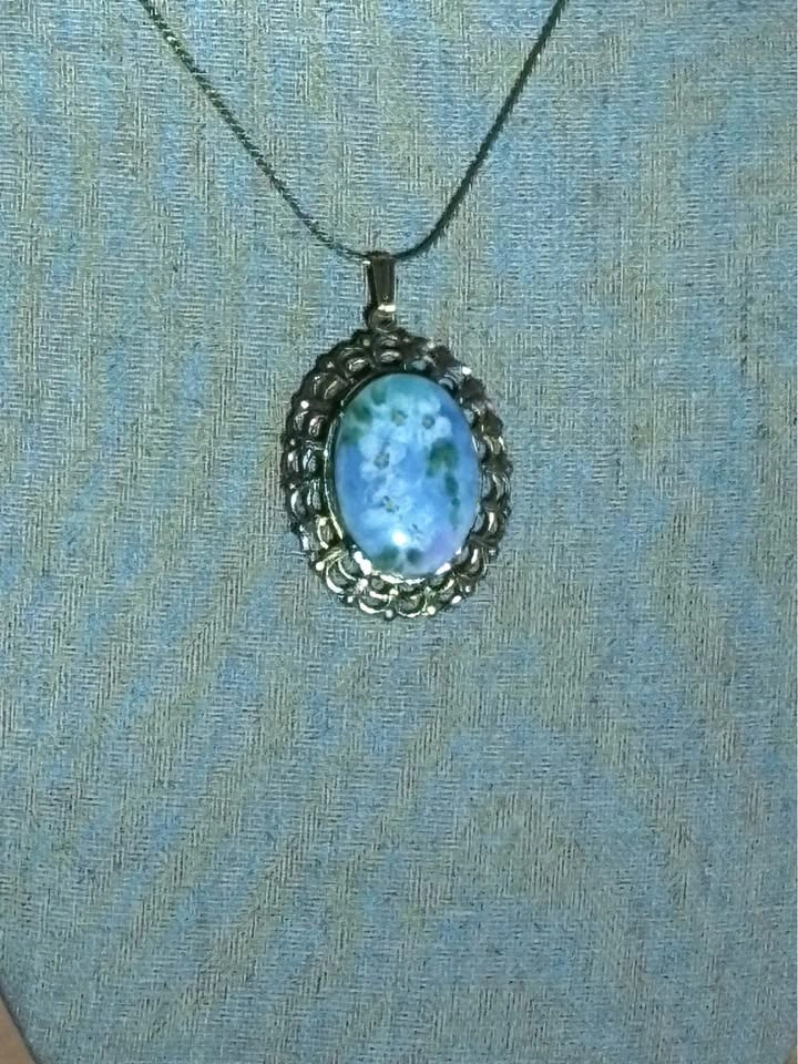 🌸 Vintage-Inspired Floral Cameo Style Pendant Necklace 🌸 - photo 4