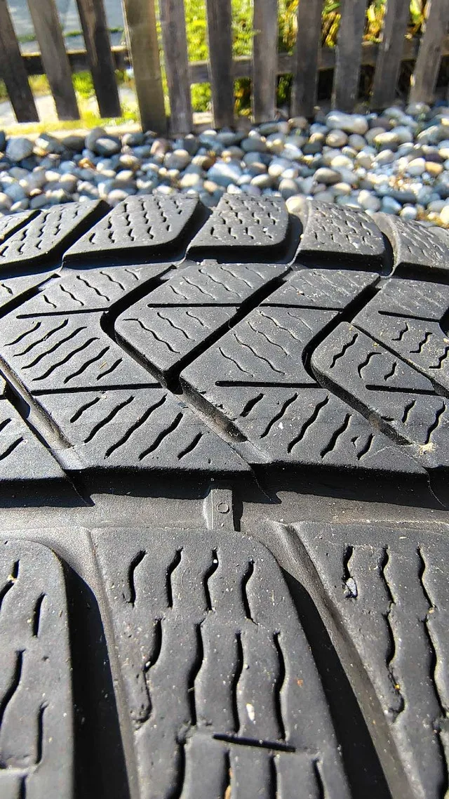 OEM winter tires for Tesla Model 3 image indicator(2)