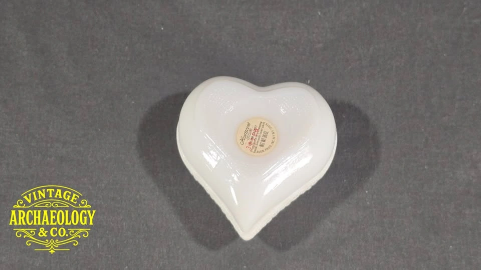 MILK GLASS HEART-SHAPED CREAM SACHET JAR 'HEART SCENT' BY AVON - photo 2