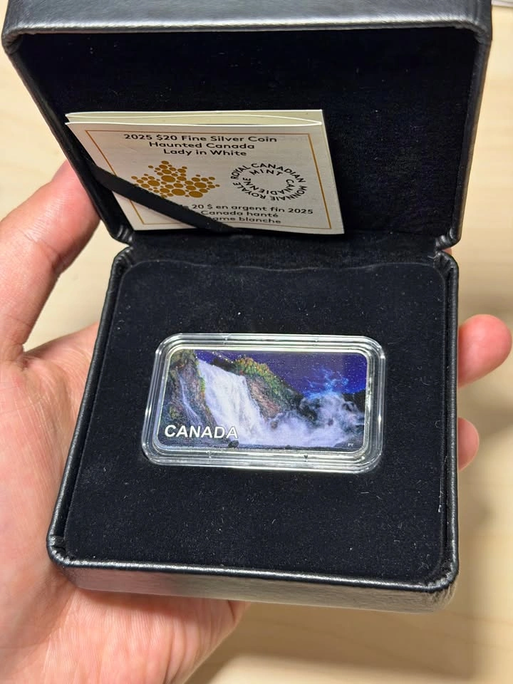 2025 Haunted Canada: Lady in White - 1oz Silver (Glow-in-dark)
