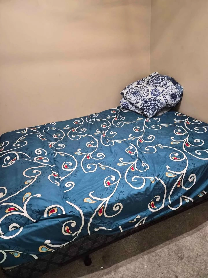 Queen Bed w/ Mattress, Box Spring, Frame - photo 3