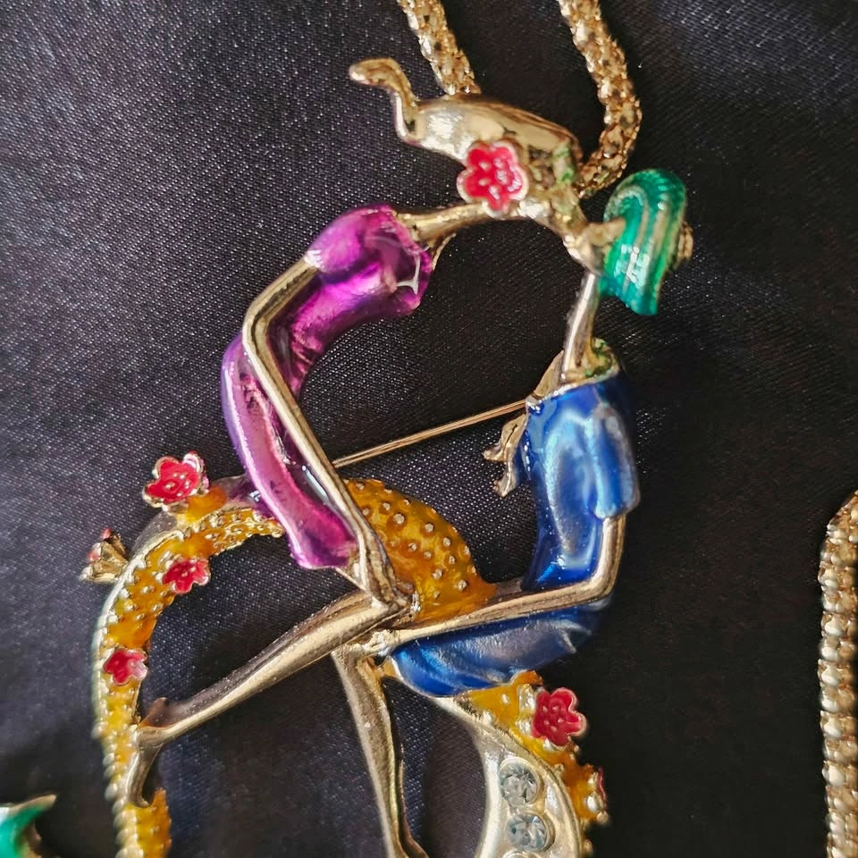 Betsey Johnson Necklace Brooch Lovers Kiss Heart Convertible Jew - photo 4