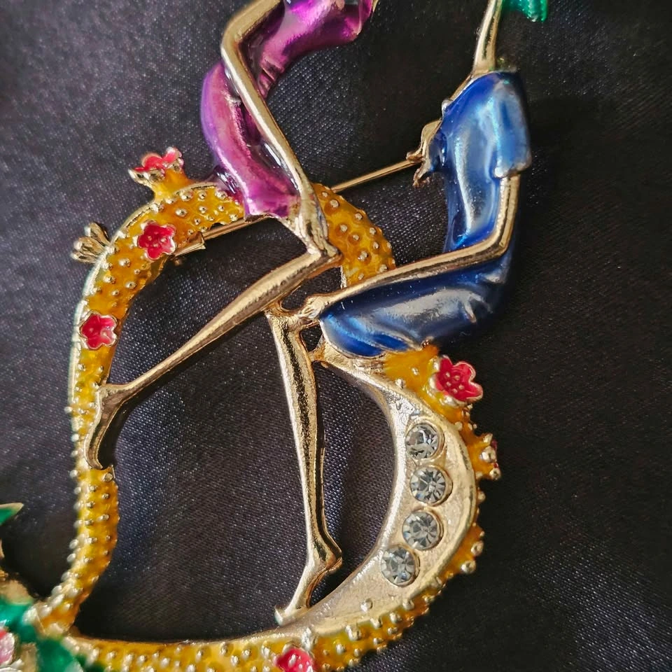 Betsey Johnson Necklace Brooch Lovers Kiss Heart Convertible Jew - photo 5