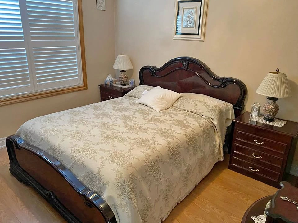 Complete Solid Wood Queen Size Bedroom Set - 5 Pieces + Mattress