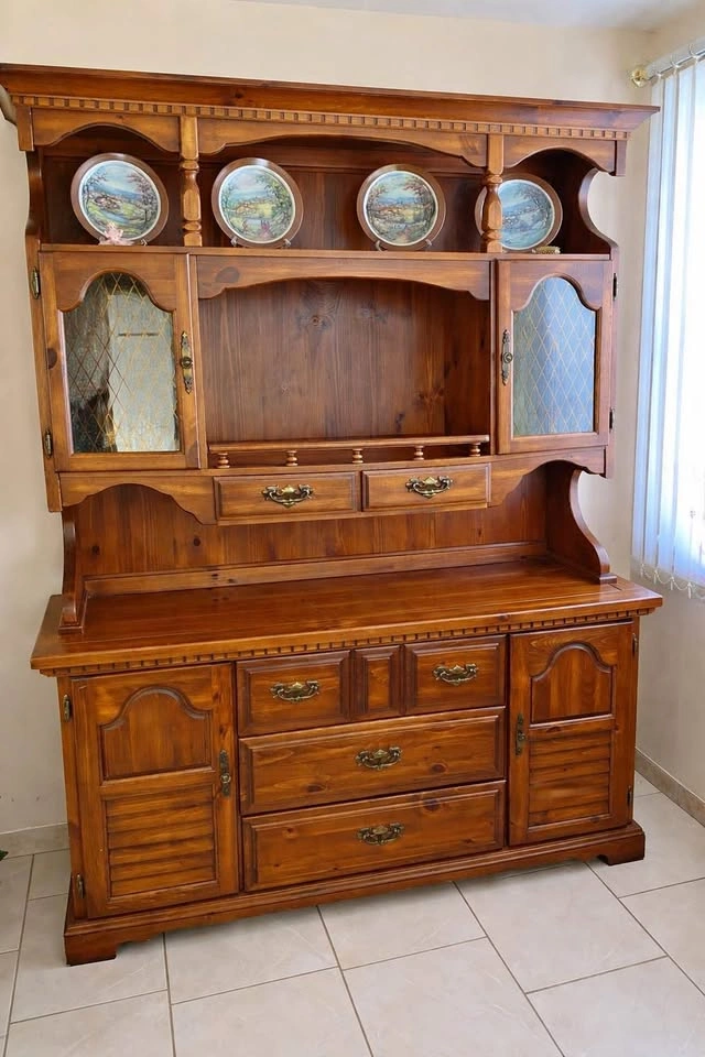 Solid Wood Dining Hutch – Display Cabinet – Excellent Condition