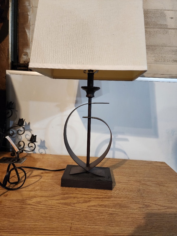 Table lamp with shade metal