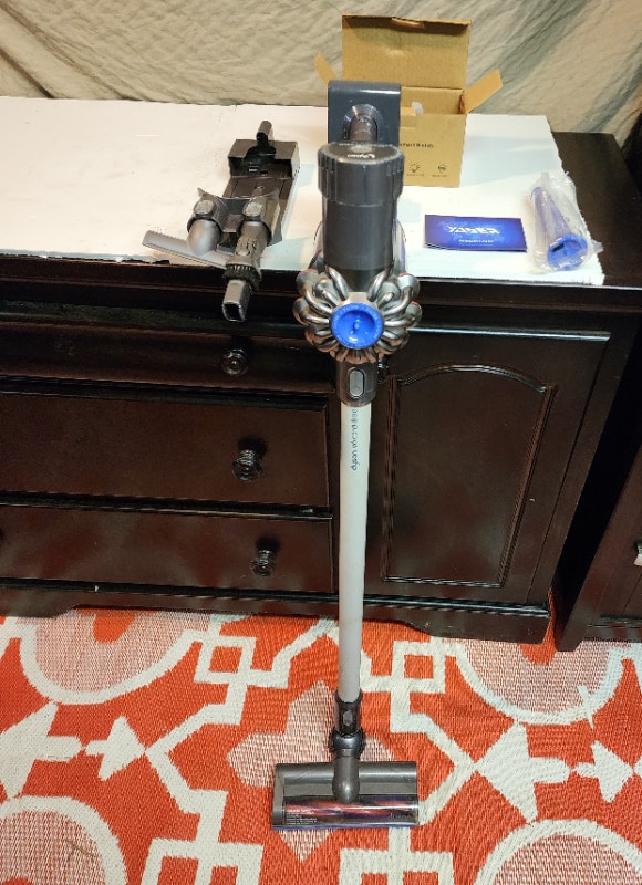 Dyson v6 Cordless Vacuum Cleaner - NEW Battery