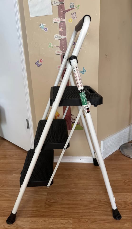 Brand New 3-step Foldable Ladder - Lightweight, Portable - photo 2
