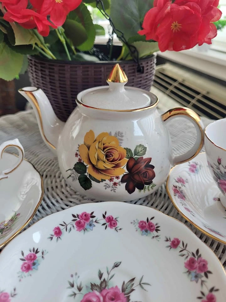Royal Style cups, 3 saucers, kettle. 2 cups same, 1 different.
