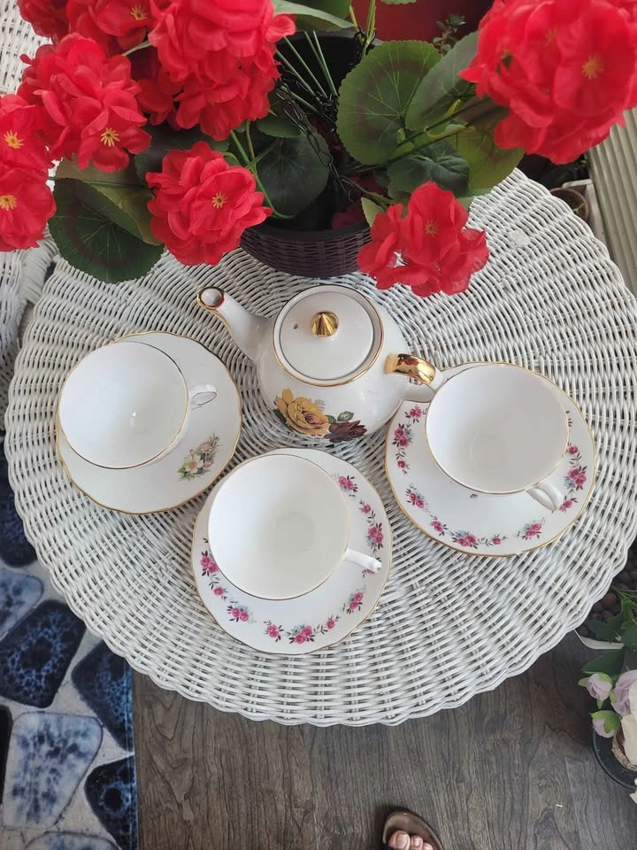 Royal Style cups, 3 saucers, kettle. 2 cups same, 1 different. - photo 2