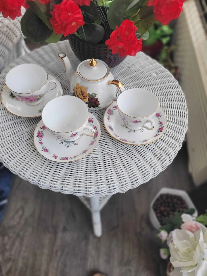 Royal Style cups, 3 saucers, kettle. 2 cups same, 1 different. - photo 3