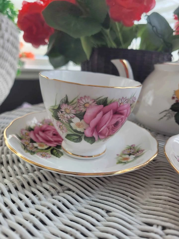 Royal Style cups, 3 saucers, kettle. 2 cups same, 1 different. - photo 4