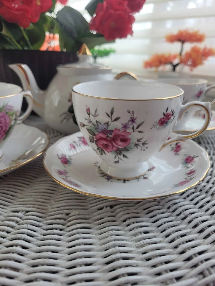 Royal Style cups, 3 saucers, kettle. 2 cups same, 1 different. - photo 5