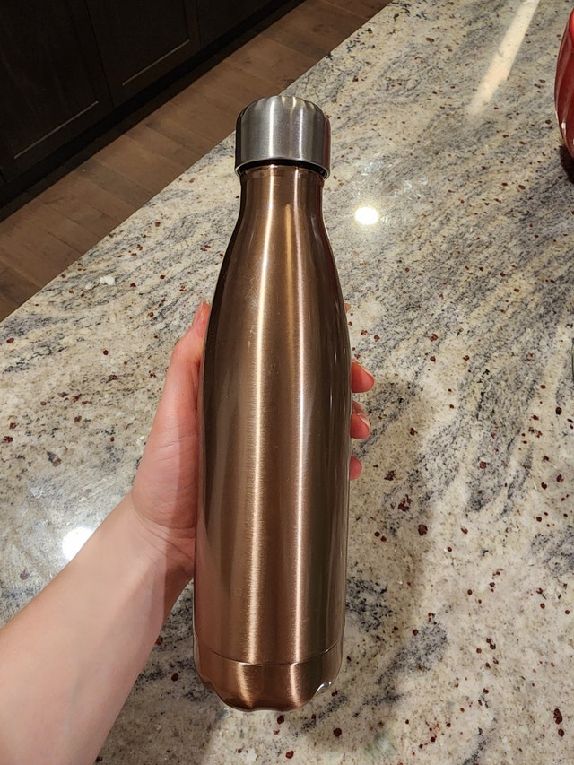 Excellent condition water bottles 1 for 15$ or two for 20$ 17oz