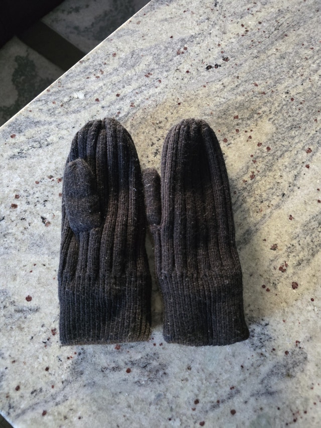 Kids mittens in very good condition (will be depelted)