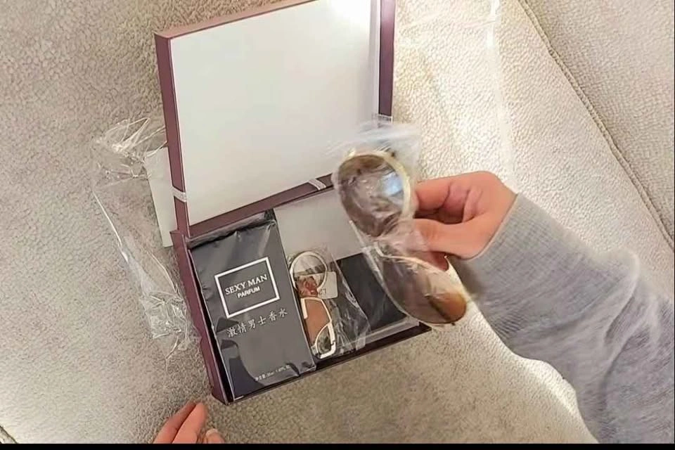 5 pieces: Watch, Wallet, Keychain, Sunglasses, Perfume - photo 2