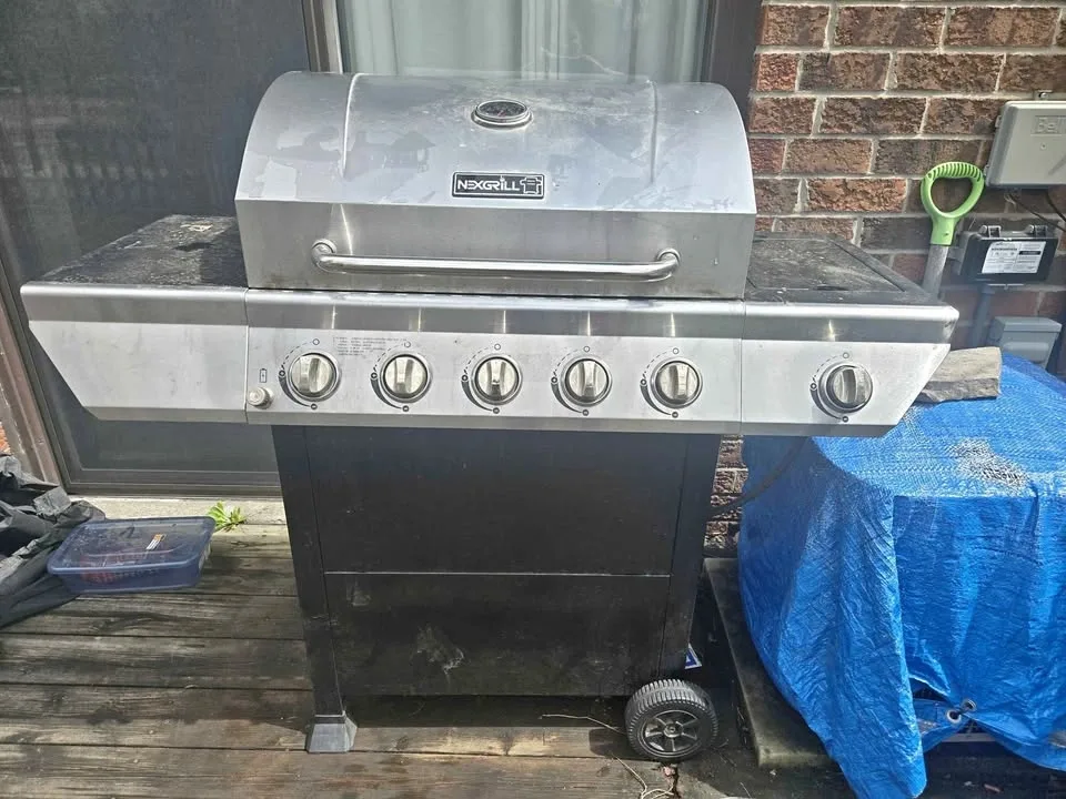 Bbq grill and Utensils. Pick up by April 30