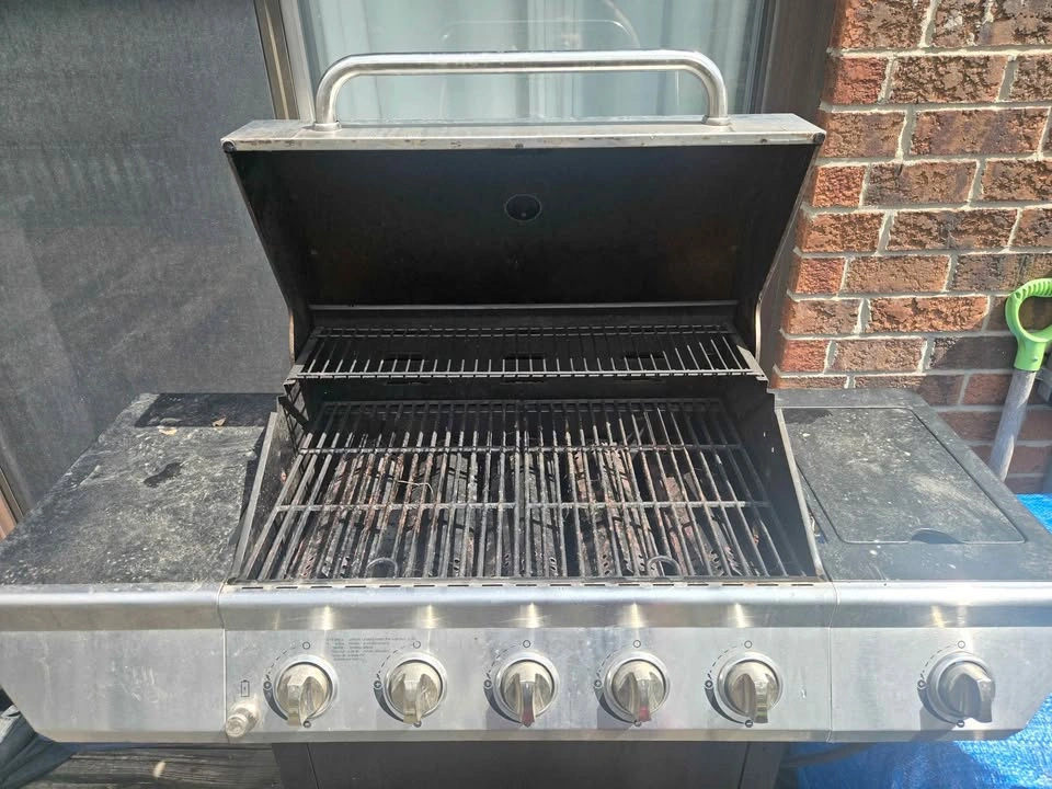 Bbq grill and Utensils. Pick up by April 30 - photo 2