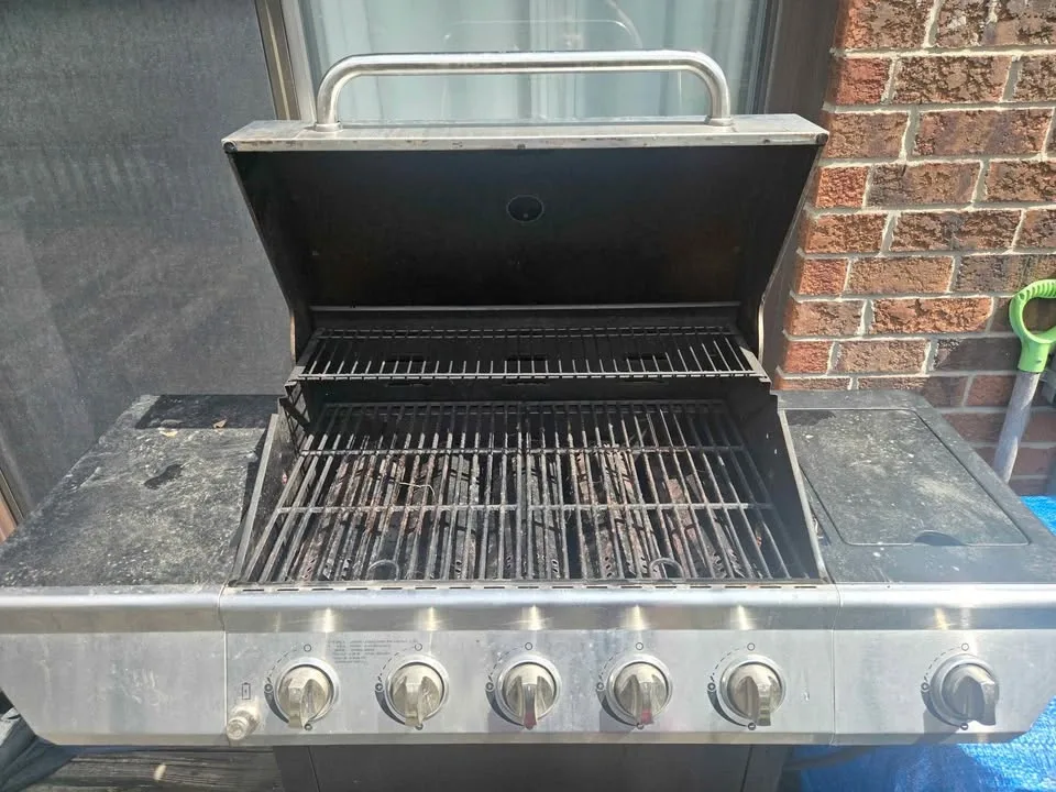 Bbq grill and Utensils. Pick up by April 30 - photo 2