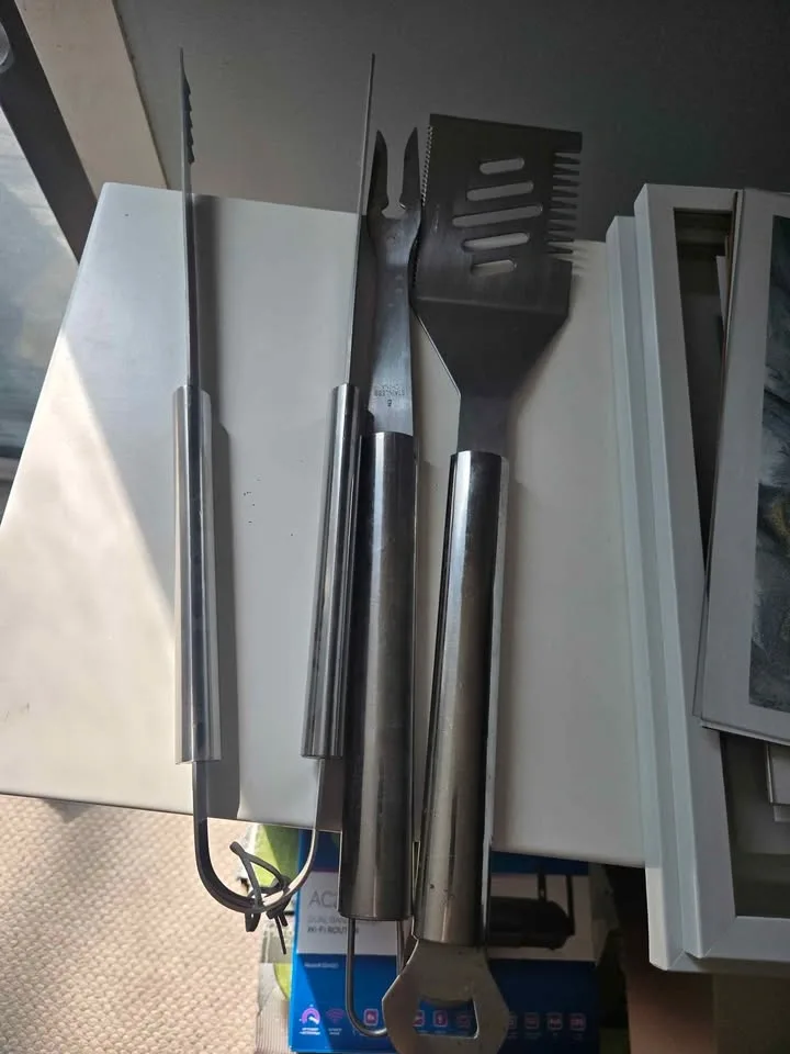 Bbq grill and Utensils. Pick up by April 30 - photo 3