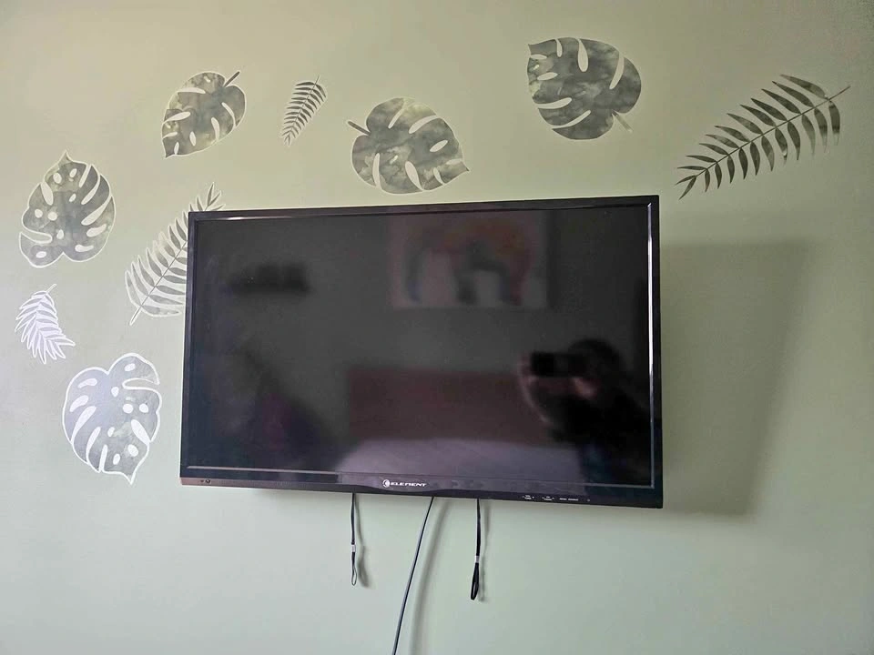 Flat Screen TV 28 inch by 16 h
