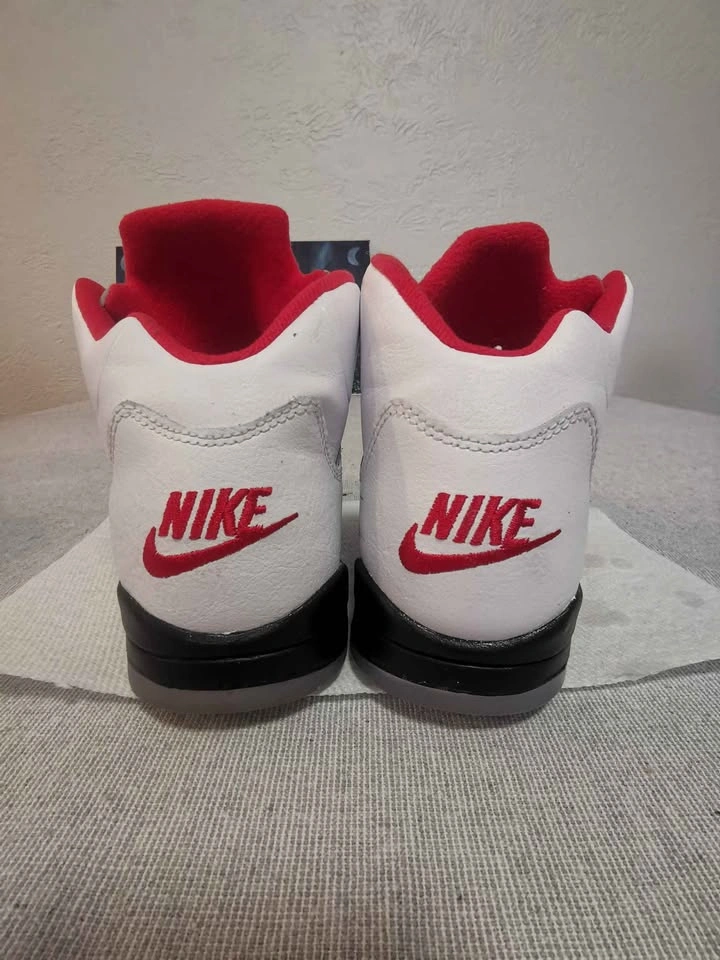 Air Jordan 5 Retro 'Fire Red' 2020 Size 3 Kids' Shoes - photo 2