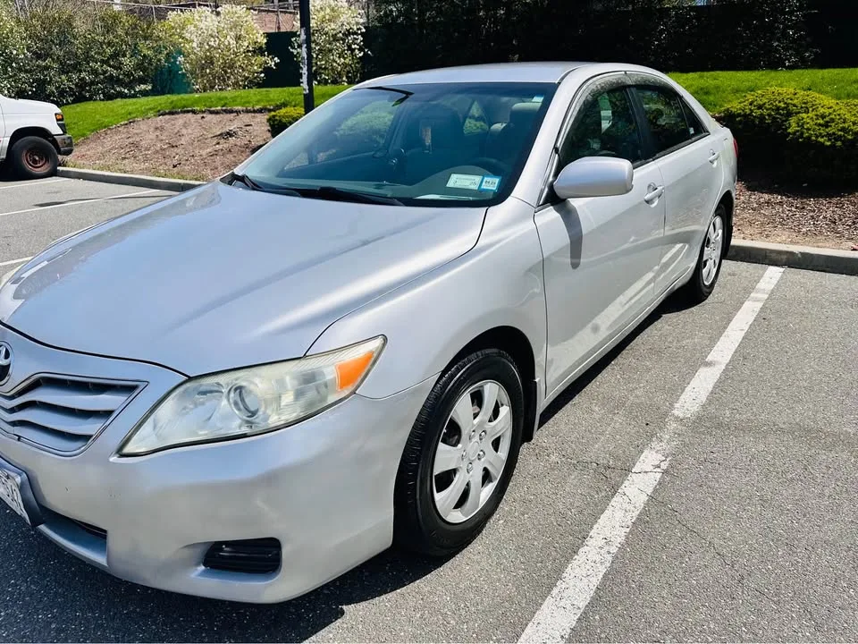 2010 Toyota Camry · LE Sedan 4D image indicator(2)