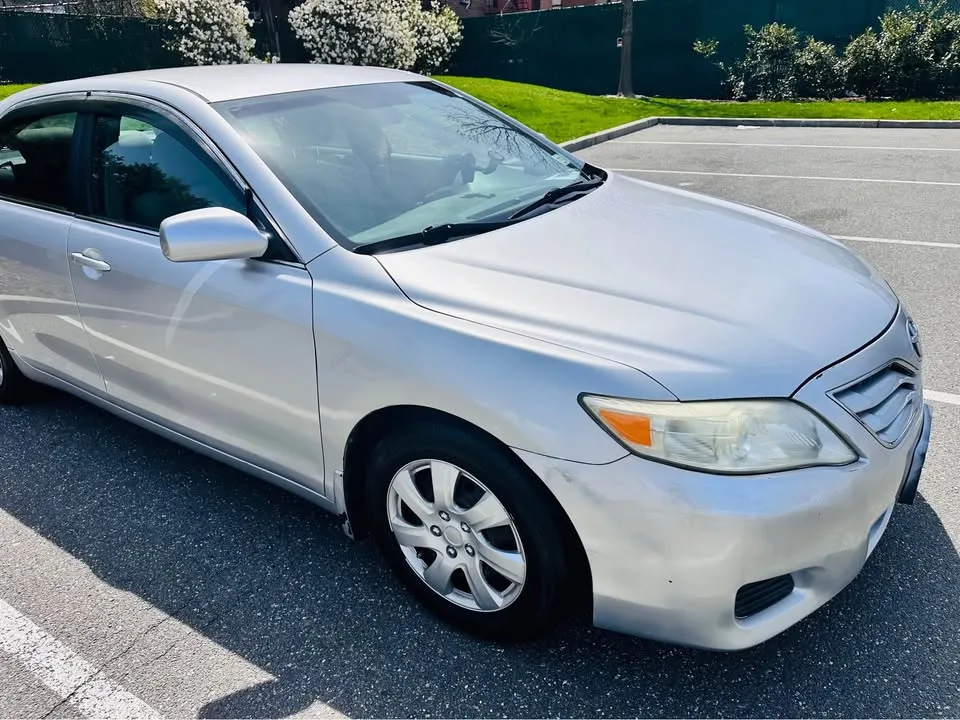 2010 Toyota Camry · LE Sedan 4D image indicator(3)