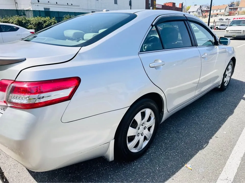 2010 Toyota Camry · LE Sedan 4D image indicator(4)