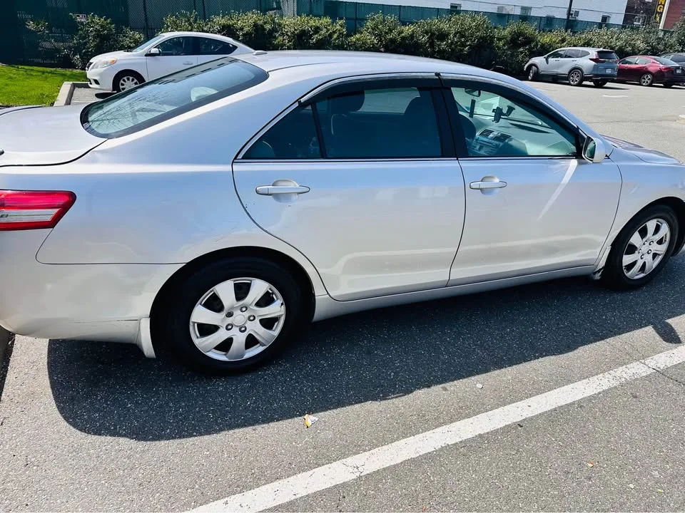 2010 Toyota Camry · LE Sedan 4D image indicator(5)