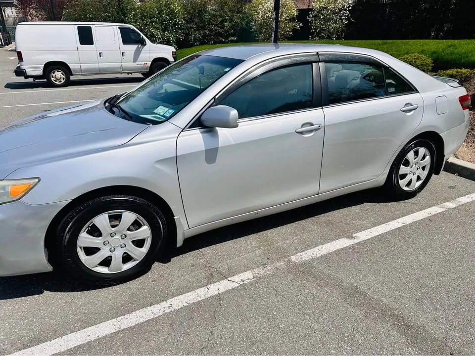 2010 Toyota Camry · LE Sedan 4D image indicator(7)
