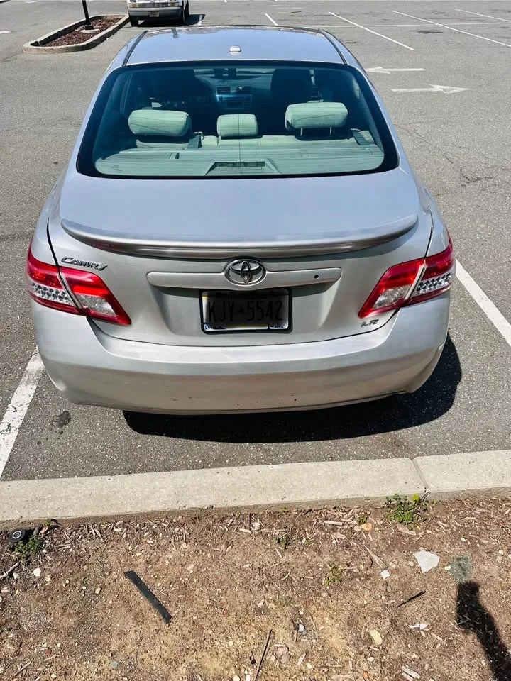 2010 Toyota Camry · LE Sedan 4D image indicator(8)