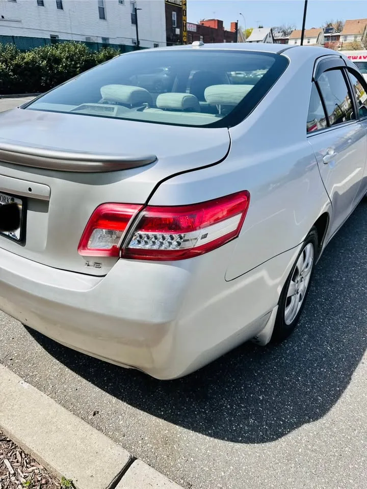 2010 Toyota Camry · LE Sedan 4D image indicator(9)