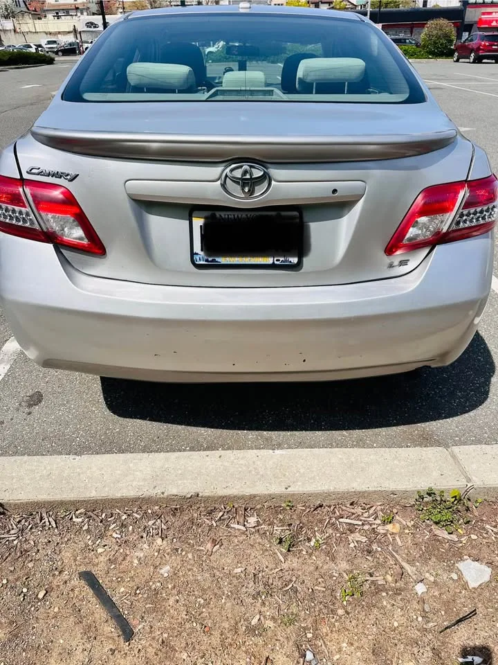 2010 Toyota Camry · LE Sedan 4D image indicator(10)