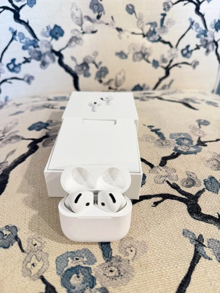 Apple AirPods 4 with Active Noise Cancellation - photo 4