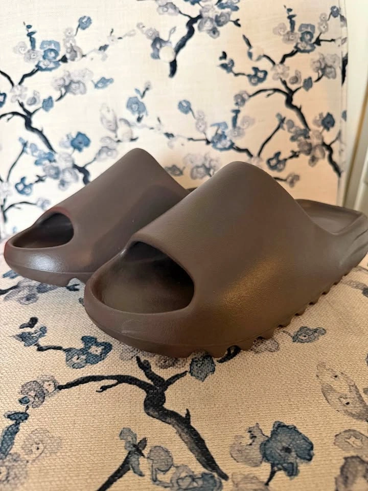 Dark Brown Yeezy Slides (Size 9)