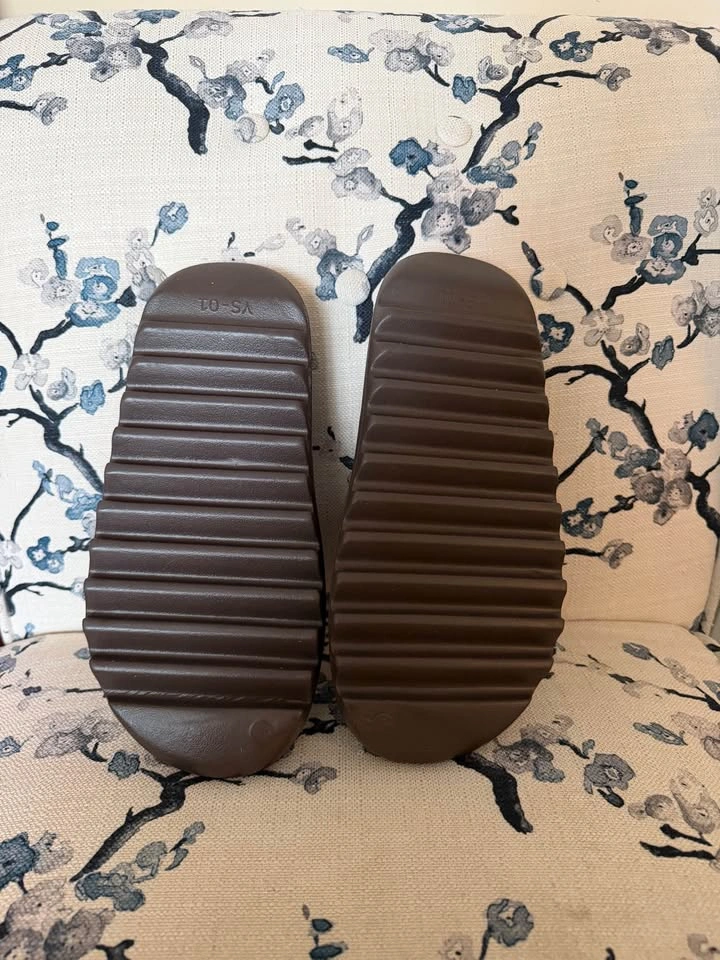 Dark Brown Yeezy Slides (Size 9) - photo 3
