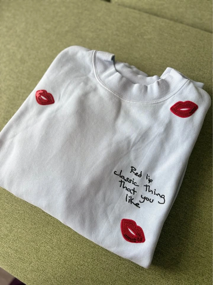 Taylor Swift Red Lip Classic Blue Sweatshirt - M - photo 2