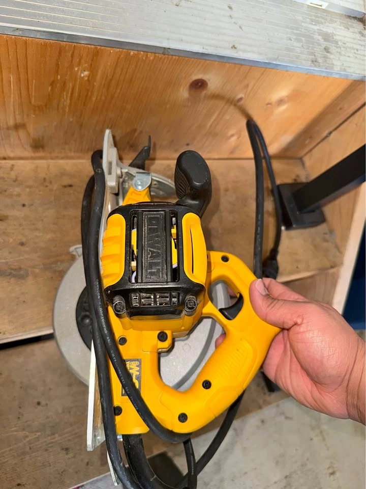 DEWALT 7-1/4" Corded Circular Saw w/ 60T Fine Finish Blade