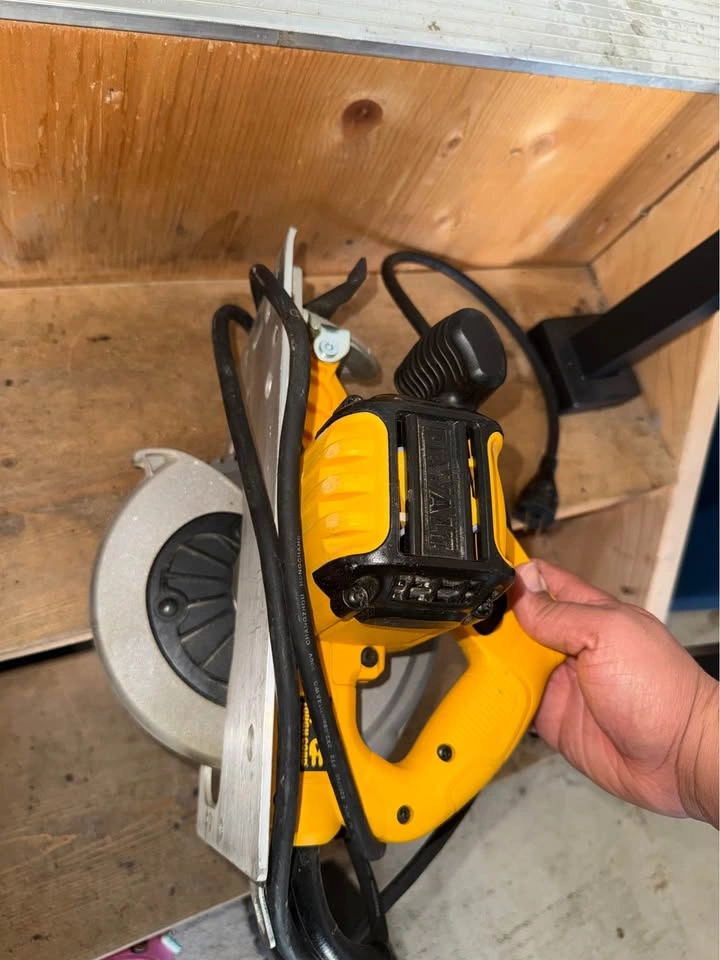 DEWALT 7-1/4" Corded Circular Saw w/ 60T Fine Finish Blade - photo 2