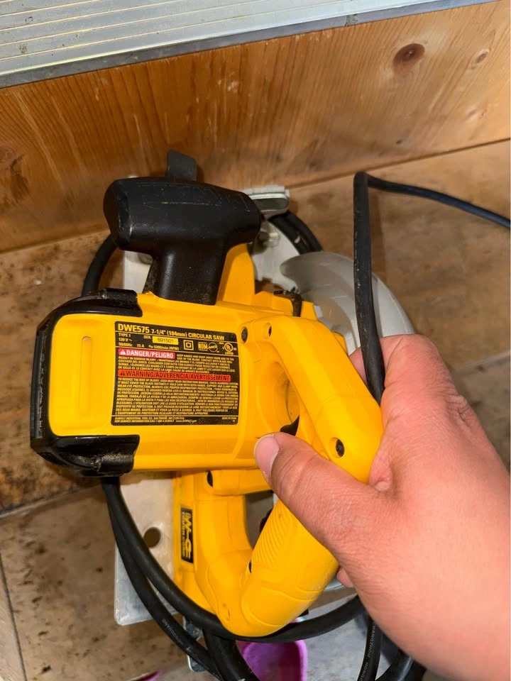 DEWALT 7-1/4" Corded Circular Saw w/ 60T Fine Finish Blade - photo 3