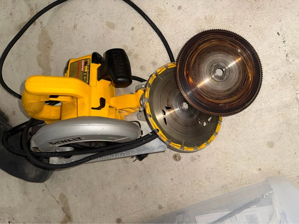 DEWALT 7-1/4" Corded Circular Saw w/ 60T Fine Finish Blade - photo 4