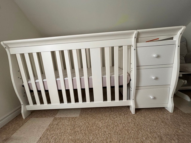 Crib with glider chair - photo 2